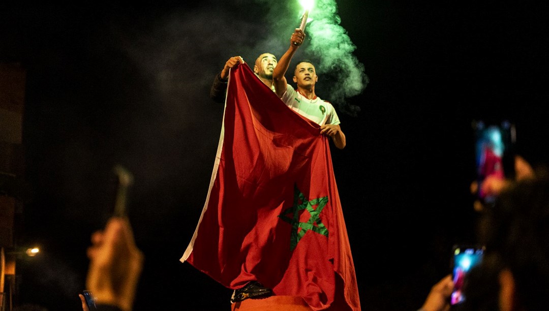 İspanya’yı eleyen Faslılardan Barcelona ve Madrid meydanında kutlama